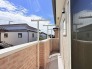 澄みわたる青空の下で心地よい風を感じられる開放的な空間