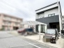 洗練されたモノトーンの外観が街並みに映える、スマートで落ち着いた佇まい。