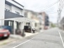 落ち着いた住宅街に佇むすっきりと整えられた外観が心地よい日常を予感させます