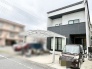 洗練されたモノトーンの外観が街並みに映える、落ち着いた佇まいの住まい。