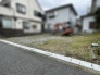 周囲の街並みと穏やかに調和する、開放感あふれる更地空間です。