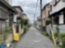 閑静な住宅街に佇む、穏やかな日常が流れる落ち着いた雰囲気を纏うアプローチ。
