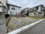周囲の落ち着いた住環境に調和する、開放感とゆとりを感じさせる更地スペース