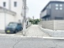 周囲の建物と程よく調和しながらすっきりと整えられた心地よいアプローチ空間
