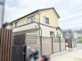 落ち着いた色合いの外観と上品なフェンスが調和する洗練された佇まい