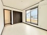 白を基調とした内装に濃色の建具が映える、すっきりと落ち着いた佇まいの空間