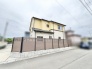 落ち着いた色合いの外観とすっきりとしたフェンスが調和する、穏やかな街並みに佇む住まい。