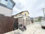 落ち着いた色合いの外観とすっきりとした佇まいが、穏やかな日常を予感させる住まい。