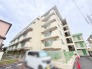 落ち着いた色合いの佇まいが周囲の街並みに溶け込む穏やかな外観