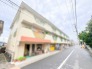 穏やかな空気が流れる閑静な街並みに佇む落ち着いた雰囲気の建物外観