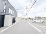 落ち着いた色合いの外観とゆとりある前面道路が調和する、穏やかな住環境が広がります。