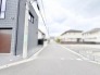 周辺の街並みに調和する落ち着いた佇まいで、ゆとりある時間を感じる穏やかな住環境です。