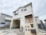 清潔感のある白い外壁とすっきりとした佇まいが街並みに溶け込む住まい