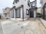 落ち着いた色合いの外観が調和する、穏やかな時間を過ごせる住まいです。