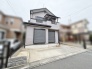 落ち着いた色合いの外壁が上品な佇まいを演出し日々の暮らしを心地よく包み込む住まい