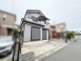 街並みに調和する落ち着いた色合いの外観が、穏やかな日常の始まりを感じさせます。