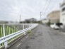 開放感のある周辺環境に寄り添う、穏やかな時間が流れる住まいへのアプローチ
