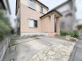 温かみのあるタイル貼りの外壁が街並みに調和する、落ち着いた佇まいの住まい。