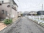 穏やかな時間が流れる落ち着いた住環境が広がる穏やかな前面道路です。