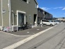 青空のもと心地よい風が吹き抜ける整えられた街並みとゆとりある外構が広がる住まい