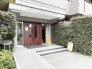 緑の植栽に囲まれた落ち着きのある佇まいが訪れる人を穏やかに迎えてくれるエントランス