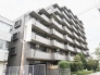 街並みに調和する洗練された佇まいが、穏やかな日常の始まりを予感させます