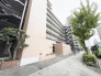 緑豊かな並木道に面した落ち着いた佇まいが、穏やかな日常の始まりを感じさせる外観です。