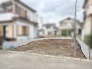 周囲に閑静な住宅街が広がり、新しい暮らしの構想が心地よく膨らむ開放的な敷地です。
