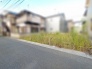 静かな住宅街に佇む、新しい物語を描くためのゆとりある更地空間です。