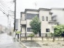 落ち着いた色合いの外観と豊かな植栽が調和する、穏やかな佇まいです。