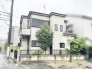 街並みに調和する落ち着いた外観が、穏やかな暮らしの時間を予感させます。