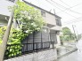 柔らかな緑の佇まいが穏やかな日常を映し出す落ち着きのある住まい