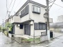 落ち着いた色合いの外壁が街並みに馴染む、すっきりとまとまりのある佇まいです。