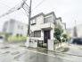 落ち着いた色合いの外観と手入れの行き届いた植栽が調和する、穏やかな佇まいが広がる住まい。
