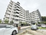 街並みに溶け込む落ち着いた佇まいが、穏やかな日常の始まりを予感させます。
