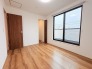 木目の美しいフローリングと建具が調和する落ち着きのある空間