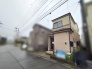 街並みに優しく溶け込む外観デザインが心地よい穏やかな佇まいの住まいです。