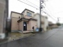 落ち着いた色合いの外観が周囲の街並みに溶け込む穏やかな佇まいです