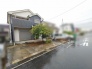落ち着いた佇まいが街並みに溶け込む、穏やかな日常を予感させる外観です。
