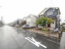 緑の植栽が彩る落ち着いた佇まいは、街並みに調和する上品な雰囲気を醸し出しています