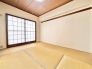 伝統的な和の趣と温もりのある木目が調和した、心落ち着くプライベート空間です。