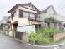 街並みに溶け込む素朴な佇まいが、穏やかな日常を予感させる住まい。