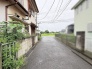 緑豊かな景色と落ち着いた街並みが広がる心地よいアプローチ空間