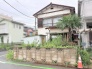 緑豊かな庭木に囲まれた、どこか懐かしさを感じる落ち着いた佇まいの住まい。
