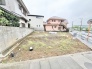 周辺環境と調和しながら開放的な空間を生み出す整えられた敷地です。