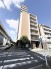 青空に向かってまっすぐ伸びる洗練された佇まいが、街並みに調和する風景です。