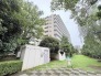 豊かな緑とゆとりある敷地に囲まれ、穏やかで心地よい日常が広がる住環境です。