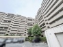 整然と立ち並ぶ佇まいが穏やかな日常を予感させる落ち着いた景観です