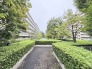 緑豊かな植栽と穏やかな景観に囲まれ、心地よい開放感と安らぎを感じる空間が広がります。