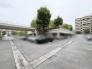 緑豊かな植栽とゆとりある敷地が心地よい、開放的で落ち着いた佇まいを見せる空間。